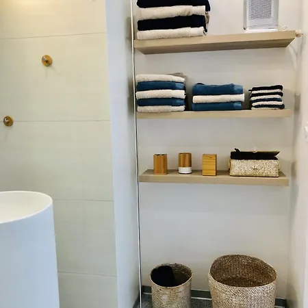 Διαμέρισμα T3 Front De Dernier Etage Vue Petit Havre De Paix Pour Vos Emplacement Unique Vue Panoramique A 180 Degres Pour Ce T3 En Face De La Front De Vue Sur Les Iles 5 Et Dernier Etage Avec Ascenseur Le Lavandou